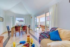 a living room with a couch and a table at Villa Aloe con piscina climatizada, Playa Fañabe, Costa Adeje in Adeje
