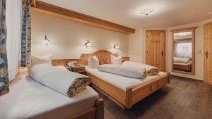Un pat sau paturi într-o cameră la Hotel Tanzer