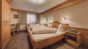 Łóżko lub łóżka w pokoju w obiekcie Hotel Tanzer