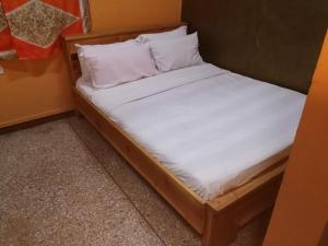 Un pat sau paturi într-o cameră la Feehi's Place