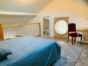 Un pat sau paturi într-o cameră la Loft 60m2 2-4 personnes avec garage et wifi 3 Rue St Joseph St Etienne proche centre-ville