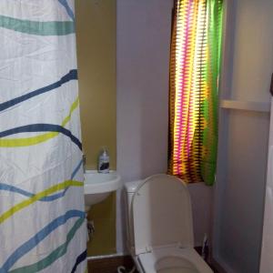 uma casa de banho com um WC e um lavatório em Feehi's Place em Acra