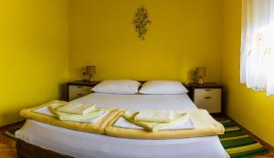 um quarto com uma cama com toalhas em Rooms Daniela em Slunj