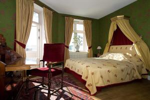莫勒的住宿－庫拉堡瑞典酒店，一间卧室配有一张床、一张桌子和一把椅子