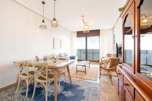 cocina y comedor con mesa y sillas en Fee4Me First Line Luxury apartment, en Arrecife