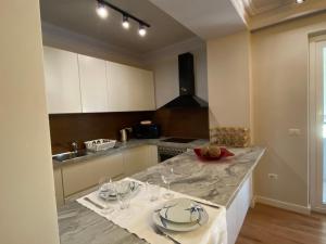 een keuken met een aanrecht met glazen erop bij Mel’s Place in Tirana