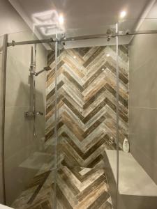 een badkamer met een douche met een glazen deur bij Mel’s Place in Tirana +27 foto's