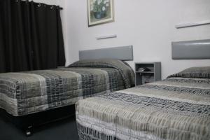 Postel nebo postele na pokoji v ubytování Bourbong St Motel