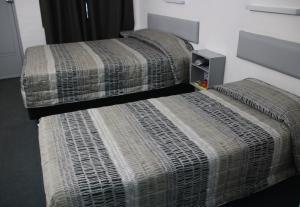 Postel nebo postele na pokoji v ubytování Bourbong St Motel