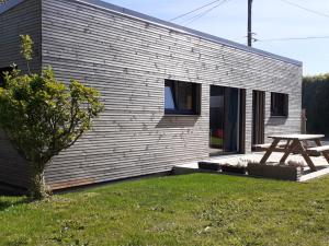a house with a picnic table in the yard at L'inattendu du D-Day in Port-en-Bessin-Huppain +1 photo