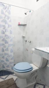 uma casa de banho com um WC branco e um lavatório. em Hotel D´Concepción em Tizimín