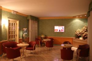 - un restaurant avec des tables et des chaises dans une salle dans l'établissement Park Hotel, à Reggio d'Émilie