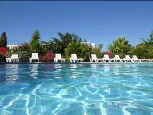 Swimmingpoolen hos eller tæt på Luxury Garden apartment with stunning Cannes Marina views