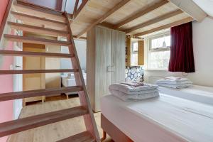 ゼーウォルデにあるVilla Leeuwerik (4-12 p.)の二段ベッド2組とはしごが備わる客室です。 +32枚の写真