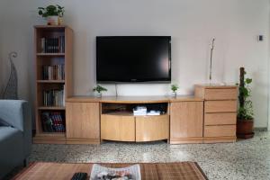 Televízia a/alebo spoločenská miestnosť v ubytovaní Casa Albeniz.