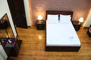 - une chambre avec un lit doté de draps et d'oreillers blancs dans l'établissement Kmt Hostel, au Caire