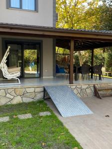 une maison avec un tapis bleu sur une terrasse dans l'établissement Bahçe'de Villa, à Sapanca
