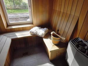 ストゥモンにあるComfortable chalet with indoor pool hammam and sauna near Stoumontの小さなサウナ(バケツ付)、窓