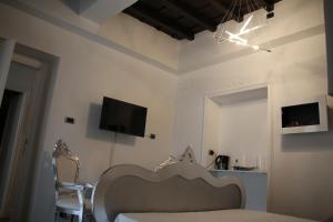Un televizor și/sau centru de divertisment la D.R.Rome Spanish Luxury Suites