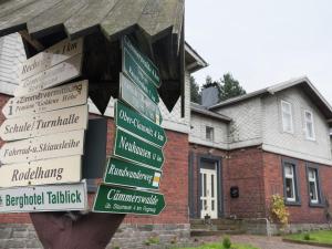 uma pilha de placas de rua em frente a uma casa em Holiday home near ski area em Rechenberg-Bienenmühle