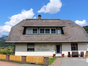 dom z napisem na boku w obiekcie Apartment in Tröpolach near Nassfeld Gondola w mieście Tröpolach