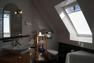 Ein Badezimmer in der Unterkunft Neuendorf, Whg 3, Blick-auf-Vilm