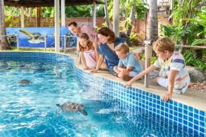 Famiglia che soggiorna presso JW Marriott Phuket Resort and Spa