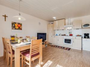 een keuken en eetkamer met een tafel en stoelen bij Spacious apartment in the Bavarian Forest in Viechtach