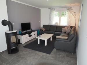 un soggiorno con divano e TV di Lively holiday home in Rerik with Garden a Rerik