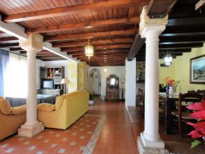 ZagrillaにあるBelvilla by OYO Carmelaの円柱と黄色のソファ付きのリビングルーム