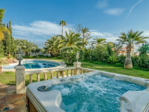 wanna z hydromasażem na balkonie obok basenu w obiekcie Villa in L'Albir with Pool and Near Golf w mieście Foyes Blanques