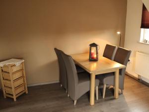 - une table à manger avec des chaises et une bougie dans l'établissement Apartment in the middle of Franconian Switzerland, à Kunreuth