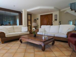salon z białymi kanapami i stolikiem kawowym w obiekcie Stylish Alfàs del Pi Stay w mieście Albir