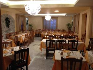 Reštaurácia alebo iné gastronomické zariadenie v ubytovaní Albergo Del Ponte