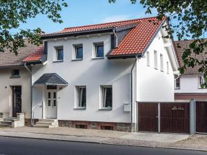 a white house with a red roof at Ruhige Ferienwohnung mit Parkplatz in Thale in Thale