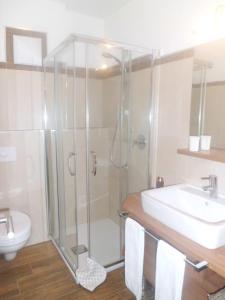 A bathroom at Appartments Stoanegg