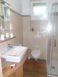 A bathroom at Appartments Stoanegg