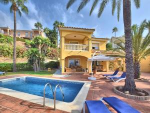 Bazén v ubytovaní Villa in Mijas Costa with Private Pool alebo v jeho blízkosti