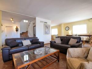 Posedenie v ubytovaní Villa in Mijas Costa with Private Pool
