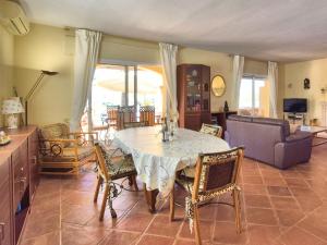 Posedenie v ubytovaní Villa in Mijas Costa with Private Pool