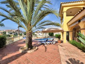 Bazén v ubytovaní Villa in Mijas Costa with Private Pool alebo v jeho blízkosti