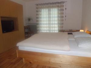 A bed or beds in a room at Appartments Stoanegg