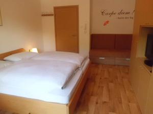 A bed or beds in a room at Appartments Stoanegg