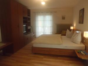 A bed or beds in a room at Appartments Stoanegg