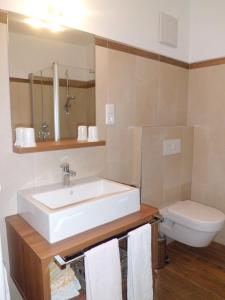 A bathroom at Appartments Stoanegg