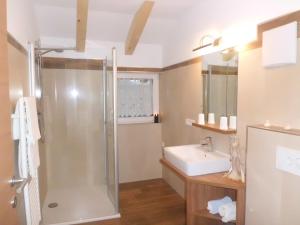 A bathroom at Appartments Stoanegg Még 20 kép