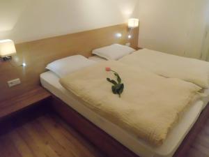 A bed or beds in a room at Appartments Stoanegg