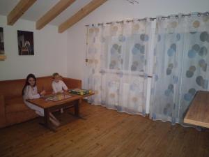 A seating area at Appartments Stoanegg