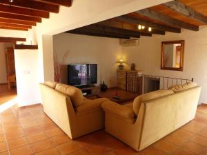 Sant RafaelにあるCharming mansion in San Rafael with gardenのリビングルーム(椅子2脚、テレビ付)