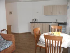 A kitchen or kitchenette at Appartments Stoanegg